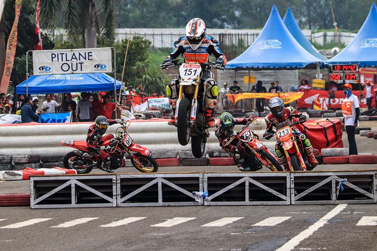Suasana persaingan di kelas balap Honda CRF 150L Supermoto Standar Open pada gelaran Honda Dream Cup 2019, Cimahi, Jawa Barat, Minggu (24/11/2019). 