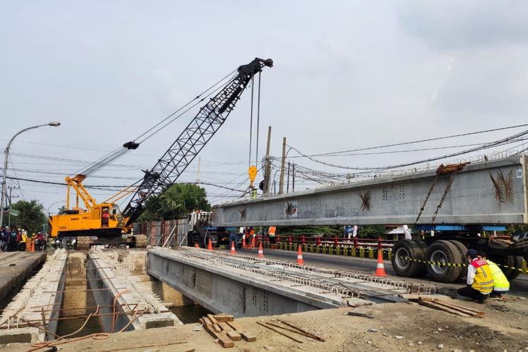 Perbaikan Jembatan Ngaglik di Lamongan, Jawa Timur.