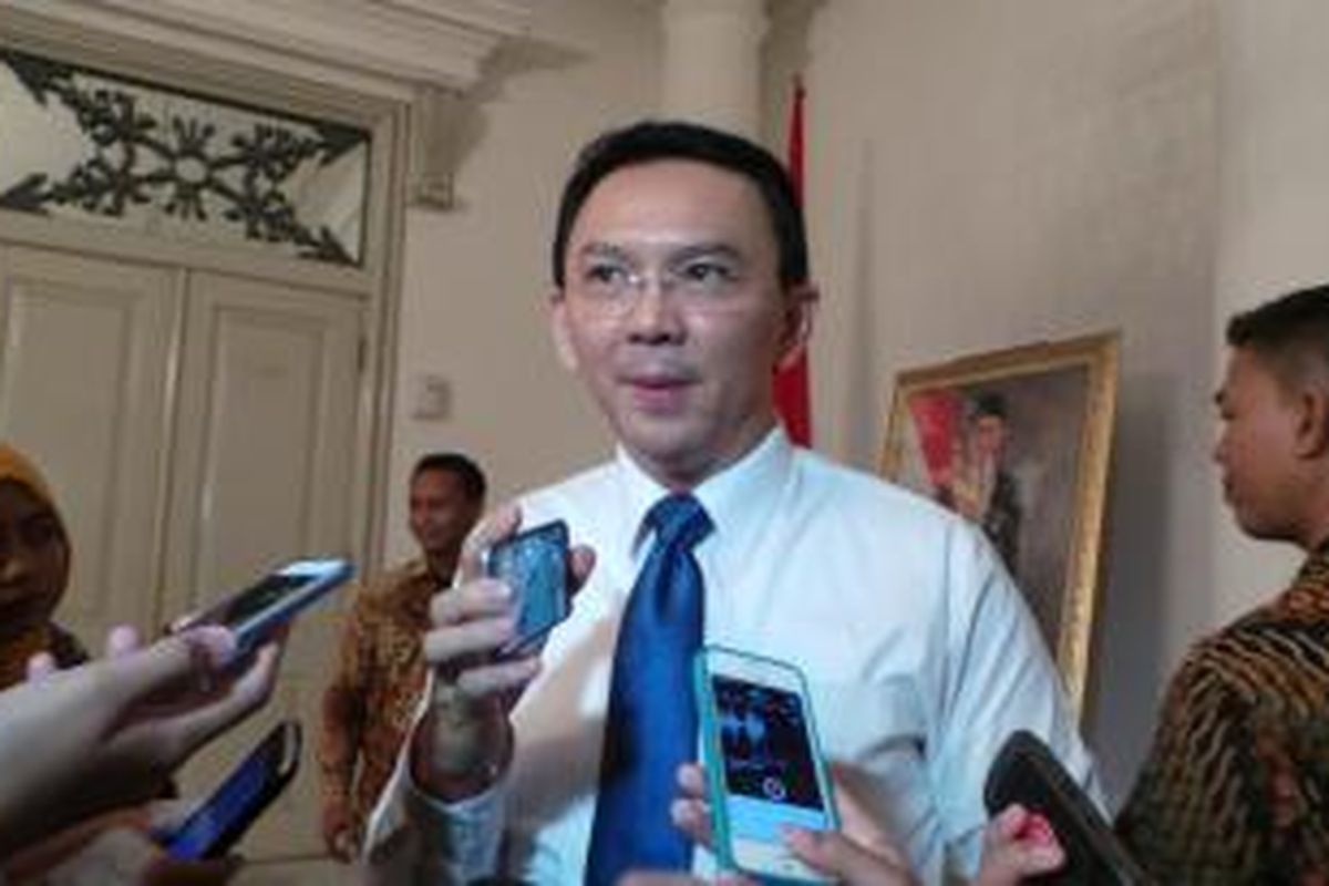 Gubernur DKI Jakarta Basuki Tjahaja Purnama saat pamer CCTV yang terkoneksi dengan HP nya, di Balai Kota, Senin (16/11/2015).