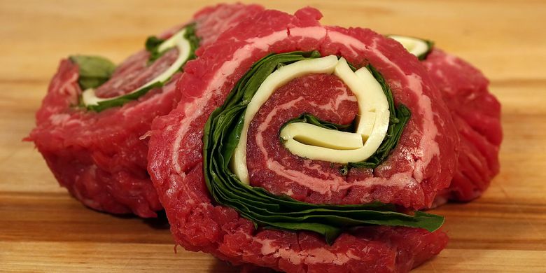 Ilustrasi beef pinwheels, steak daging sapi gulung. 