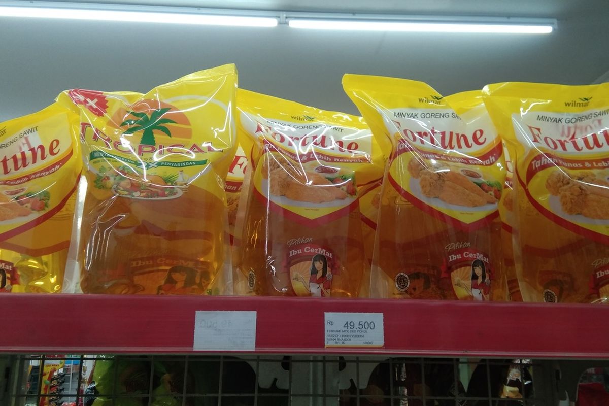 Minyak goreng di salah satu minimarket di Karawang.