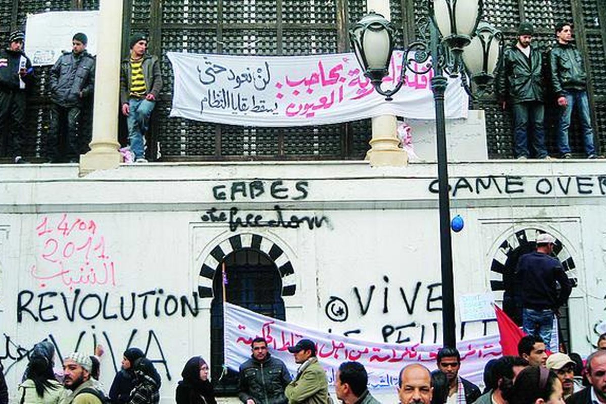 Warga Tunisia berunjuk rasa di La Kasba.