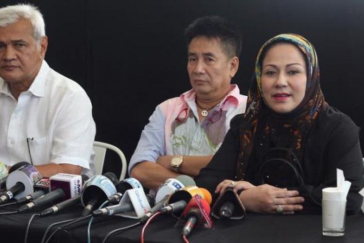 Harry Capri, Sys NS, dan Camelia Malik memberi keterangan pers terkait gugatan cerai yang dilayangkan Mia kepada Harry, di Jakarta, Senin (6/5/2013).