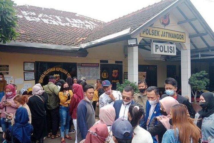 Korban arisan bodong di Sumedang, Jawa Barat, mendatangi Polsek Jatinangor, Senin (28/2/2022).