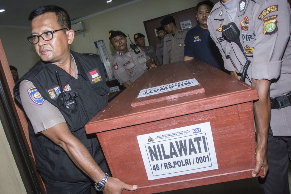 Petugas Polisi membawa peti berisi jenazah korban kebakaran pabrik kembang api seusai diserahterimakan di Posko Post Mortem di RS Polri Sukanto, Kramat Jati, Jakarta, Minggu (29/10/2017). Pada hari yang sama, lima jenazah berhasil diidentifikasi dan diserahterimakan kepada keluarga yakni Asep Angga Gunawan, Aminah Binti Ambeng, Maryati Binti Dai, Nilawati, dan Unia sehingga hingga kini jumlah jenazah yang berhasil diidentifikasi berjumlah sembilan dari total 47 kantong jenazah.