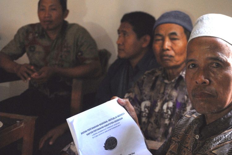 Mukhlisin (kopiah putih) saat ditemui kompas.com di rumah saudaranya di Kecamatan Wirosari, Kabupaten Grobogan, Jateng, Kamis (11/5/2017).