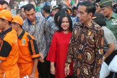 Jokowi dan Iriana Bagikan Sembako di Lapangan Berdebu