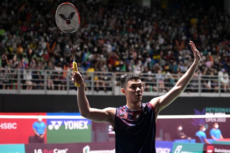 Pebulu tangkis asal Malaysia, Lee Zii Jia, memberikan sambutan kepada para penonton di Axiata Arena, Kuala Lumpur, Malaysia, pada ajang Malaysia Open 2022.