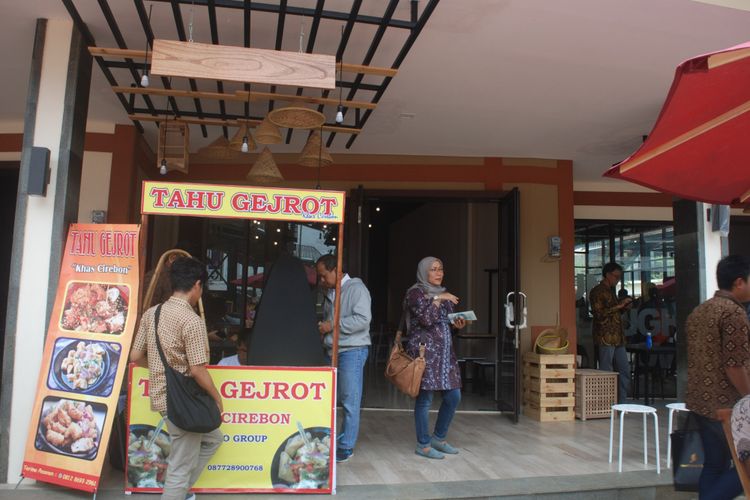 Sejumlah pengunjung sedang membeli jajanan Tahu Gejrot di pusat kuliner khas nusantara Padi Emas, Royal Sentul Park, Bogor, Jawa Barat, Selasa (6/3/2018). 