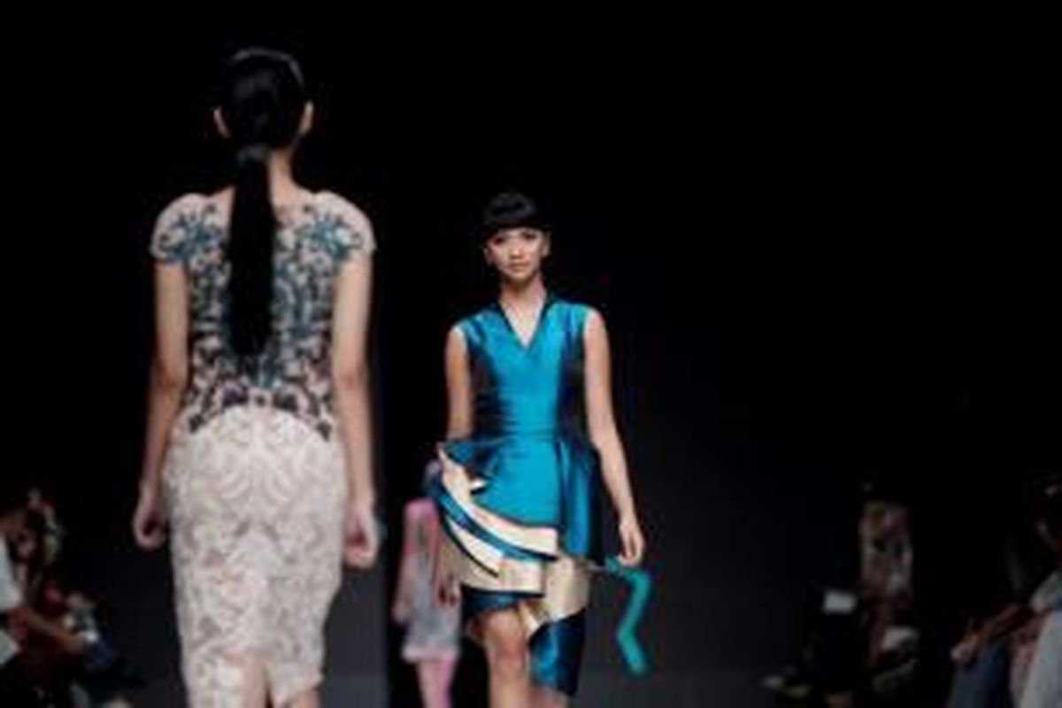 Model memperagakan busana rancangan Albert Yanuar dalam acara Jakarta Fashion Week (JFW) 2014 di Senayan City, Jakarta, Sabtu (19/10/2013). Sebanyak 240 desainer dan fashion label ambil bagian dalam acara yang berlangsung hingga 25 Oktober ini.