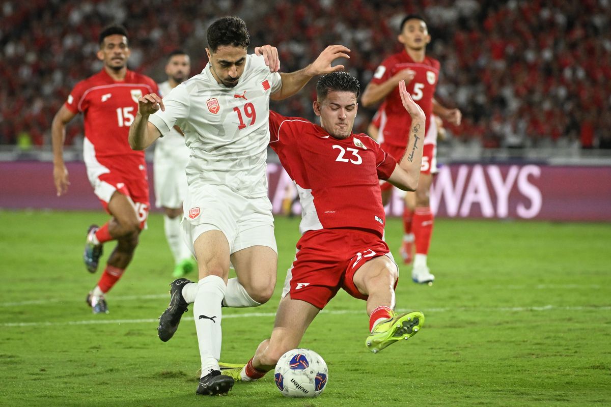 Pesepak bola Timnas Indonesia Justin Hubner (kanan) berebut bola dengan pesepak bola Timnas Bahrain Husain Abdulkarim Abdulaziz (kiri) pada laga Grup C putaran ketiga Kualifikasi Piala Dunia 2026 Zona Asia di Stadion Utama Gelora Bung Karno, Senayan, Jakarta, Selasa (25/3/2025). Indonesia menang dengan skor 1-0 dalam pertandingan itu. 