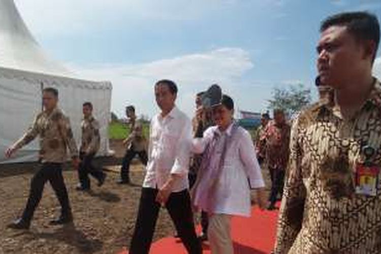 Presiden Joko Widodo dan Ibu Negara Iriana usai meresmikan pembangunan PLTU Lontar Banten.