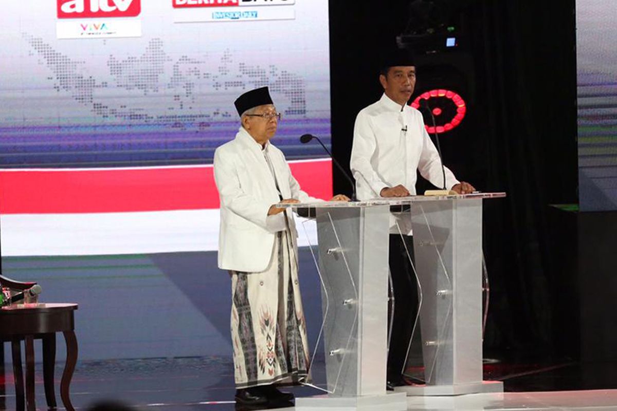 Calon presiden dan wakil presiden nomor urut 01, Joko Widodo (kanan) dan KH Maruf Amin saat mengikuti debat kelima Pilpres 2019 di Hotel Sultan, Jakarta, Sabtu (13/4/2019) malam. Debat terakhir itu mengangkat tema ekonomi dan kesejahteraan sosial, keuangan, investasi, serta industri.