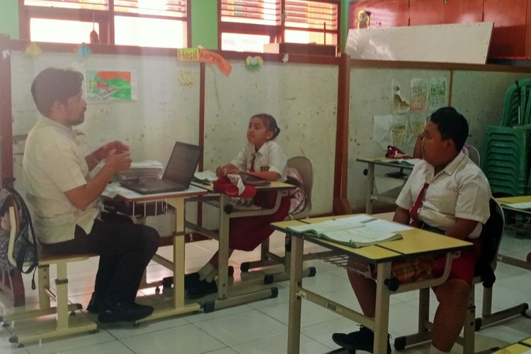 Kegiatan belajar dan mengajar di SD SMPN Satu Atap di Dusun Brau, Desa Gunungsari, Kecamatan Bumiaji, Kota Batu, Jawa Timur pada Senin (18/3/2024). 