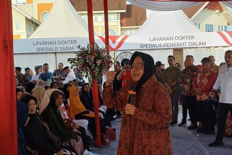 Menteri Sosial Tri Rismaharini saat menyapa para lansia di acara perayaan Hari Lansia Nasional 2024 di Kabupaten Aceh Utara, Rabu (29/5/2024).