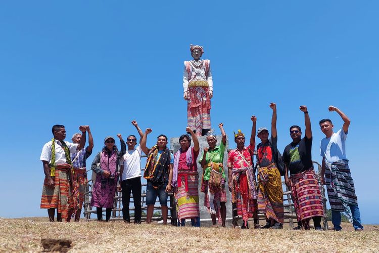 Warga Desa Sunu, Kecamatan Amanatun Selatan, Kabupaten Timor Tengah Selatan, Nusa Tenggara Timur (NTT), dengan latar belakang Patung Presiden Jokowi mengenakan pakaian adat TTS
