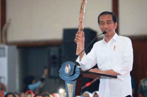 Bagikan Bansos, Jokowi: Suami Minta Beli Rokok, Jangan Boleh