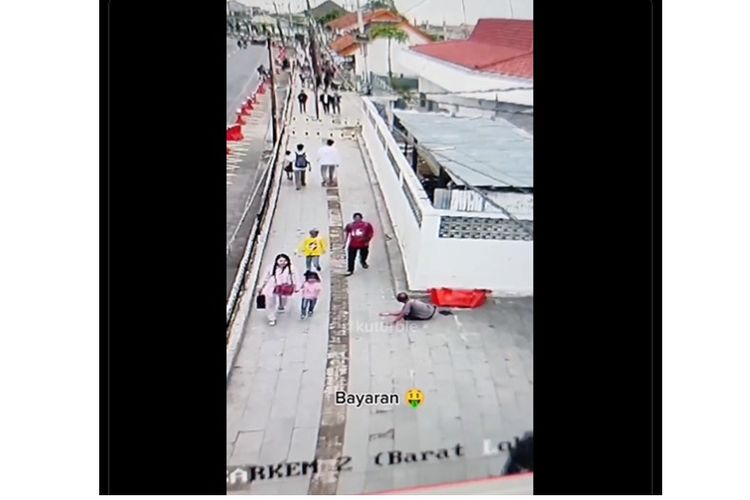 Video viral pengemis di Stasiun Tugu Yogyakarta prura-pura tidak bisa berjalan