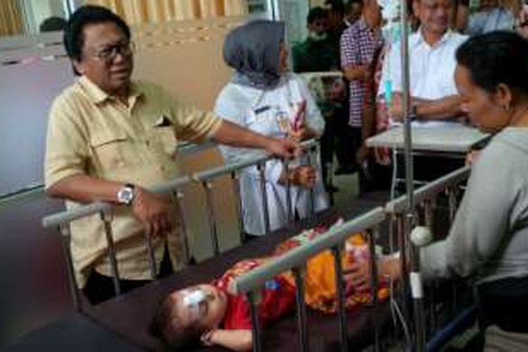 Wakil Ketua MPR RI, Oesman Sapta menyempatkan diri menyapa salah satu pasien dalam kunjungannya di RS Sultan Syarif Mohamad Alkadrie, Pontianak (4/5/2016)
