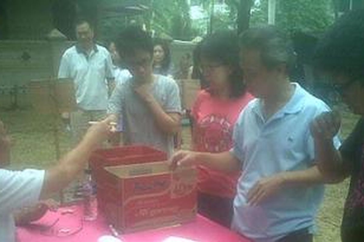 Warga Perumahan Puri Indah, Blok F RW 05, Kembangan Selatan, Jakarta Barat terlihat sangat antusias untuk melakukan pencoblosan dalam pemilukada putaran kedua, Kamis (20/9/2012).