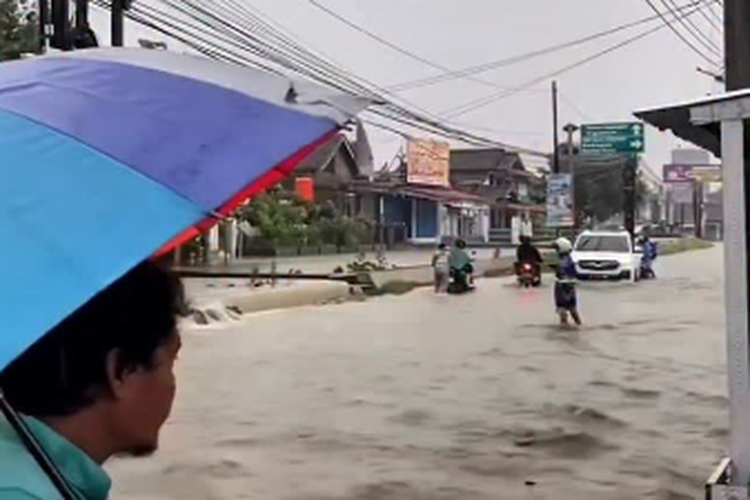 Banjir di Pertigaan Sekopek Kaliwungu, Kendal Selasa (28/10/2025)