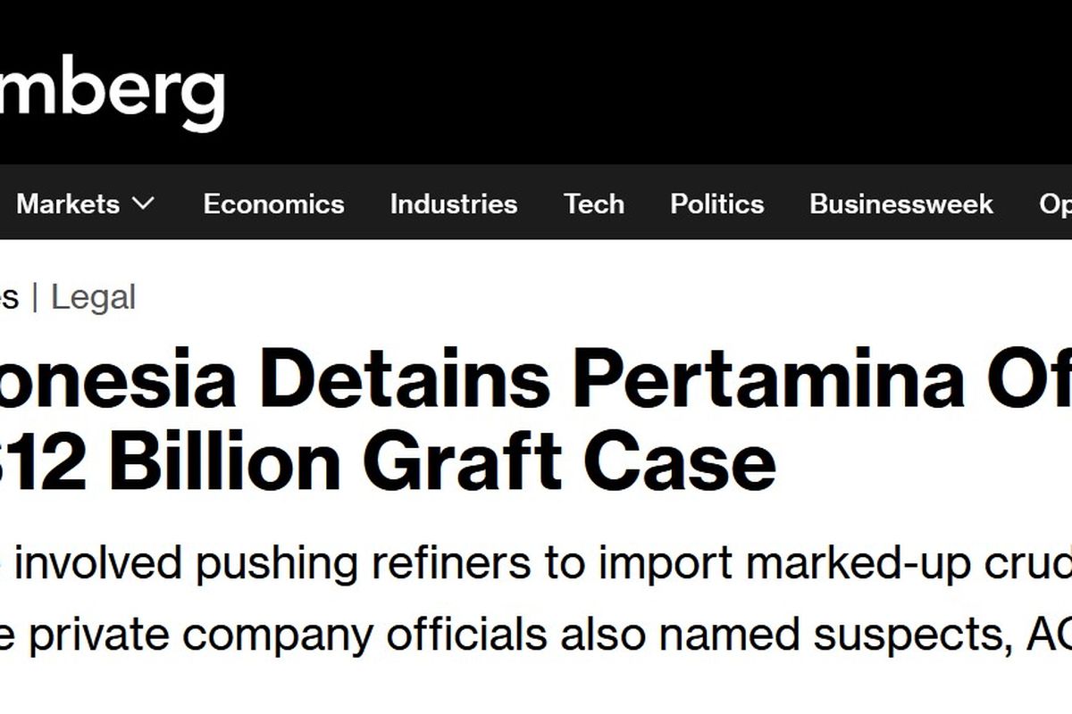 Tangkapan layar dari berita Bloomberg tentang dugaan korupsi Pertamina pada Selasa (25/2/2025).