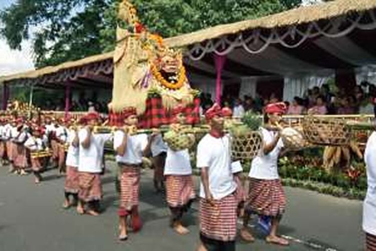 Pembukaan Festival Budaya Pertanian di Desa Plaga, Kecamatan Petang, Badung, Bali, Sabtu (29/7/2016). Hasil pertanian petani Kabupaten Badung dipamerkan di festival yang berlangsung 29 Juli hingga 1 Agustus 2016.