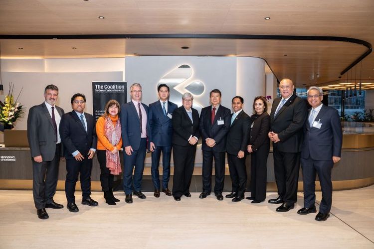 Para perwakilan pemerintah RI dan mitra internasional dalam agenda penguatan kerja sama pasar karbon global di kantor pusat Standard Chartered, London. 