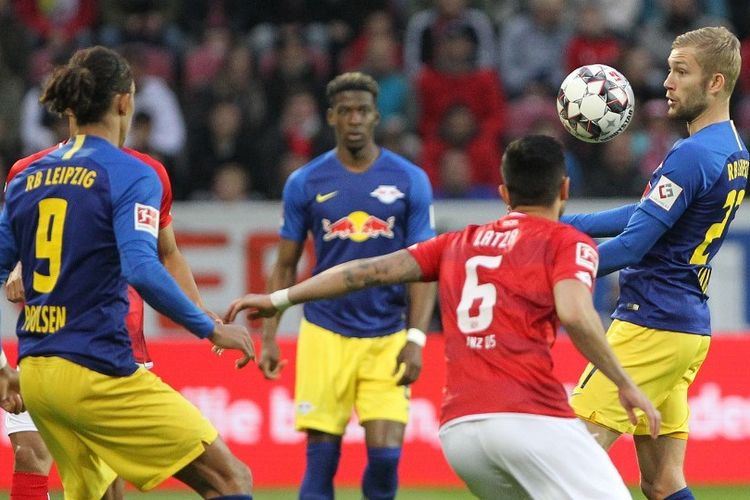 Gelandang Mainz Jerman Danny Latza dan pemain depan Leipzig Leipzig dari Denmark Yussuf Poulsen (kiri) dan gelandang Leipzig dari Austria Konrad Laimer (kanan) bersaing untuk bola selama pertandingan sepak bola Bundesliga divisi satu Jerman Mainz 05 vs RB Leipzig di Mainz, barat daya Jerman pada 3 Mei , 2019.