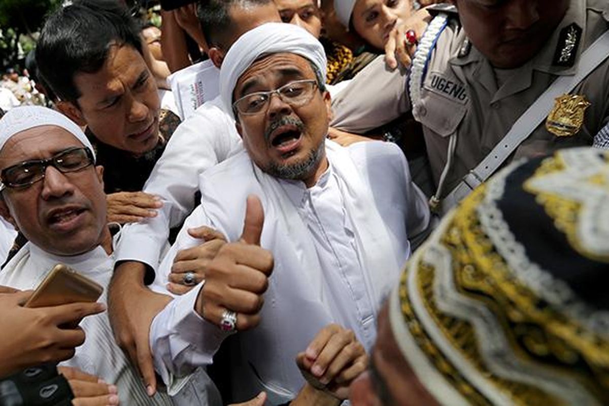 Pimpinan Front Pembela Islam, Rizieq Shihab tiba di Kantor Direktorat Reserse Kriminal Khusus, Polda Metro Jaya, Jakarta, Senin (23/1/2017). Rizieq diperiksa oleh Subdirekorat Fiskal, Moneter, dan Devisa Direktorat Reserse Kriminal Khusus Polda Metro Jaya, terkait ucapannya soal gambar palu arit di logo Bank Indonesia dalam lembaran uang rupiah.