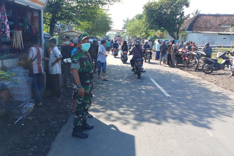Polisi bersama Muspika Sumberbaru Kabupaten Jember  saat membubarkan kegiatan pasar hewan 