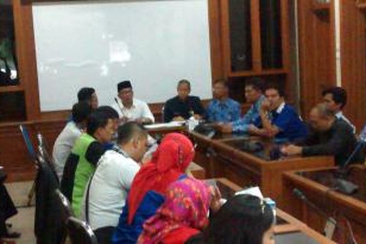Wali Kota Bandung Ridwan Kamil melakukan audiensi dengan para buruh, Senin (10/11/2014).