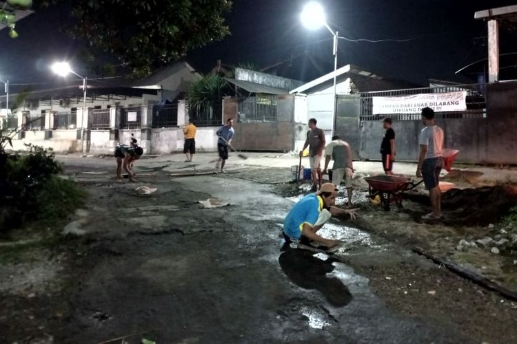 Lelah Menunggu Pemerintah, Warga Blitar Gotong Royong Perbaiki Jalan