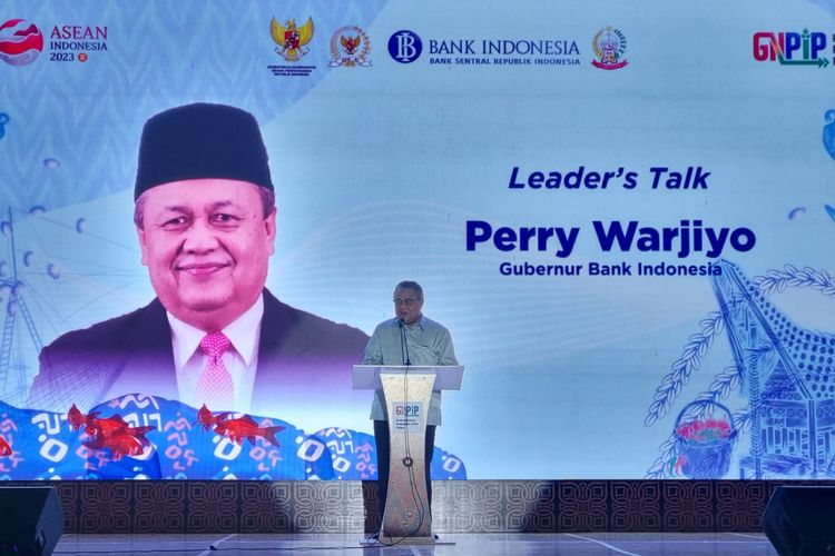 Gubernur BI Perry Warjiyo saat membuka acara Kick Off GNPIP 2023 di Makassar, Minggu (5/3/2023).