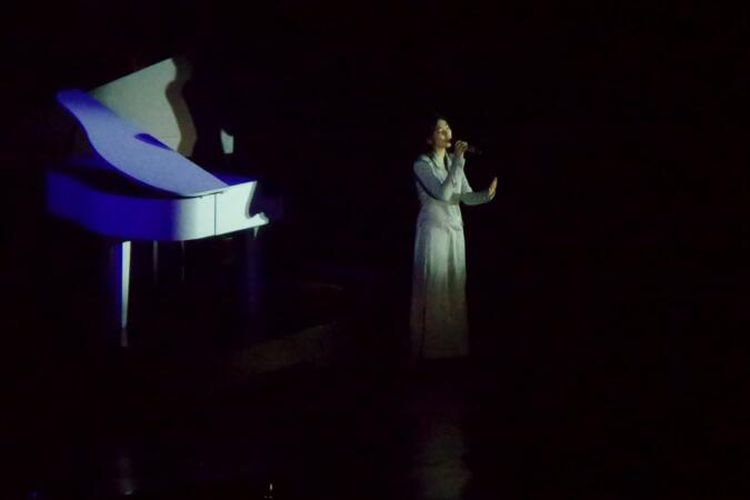 Isyana Sarasvati tampil dalam konser Rossa The Journey of 21 Dazzling Years di JCC Senayan, Jakarta Selatan, Kamis (13/4/2017) malam.