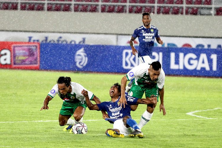 Pemain Persib Bandung Frets Butuan berebut bola dengan dua pemain PS Sleman saat pertandingan pekan 8 Liga 1 2021-2022 yang berakhir dengan skor 4-2 di Stadion Manahan Solo, Jumat (22/10/2021) malam.
