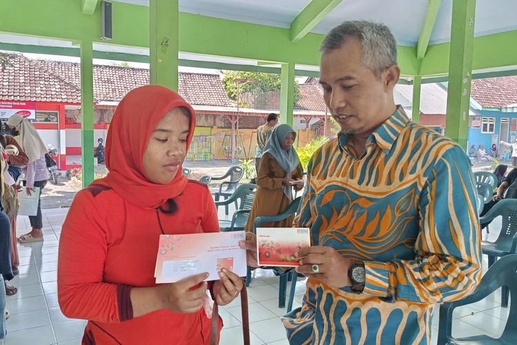 Ilustrasi penerima bansos. Penyaluran bansos PKH dan BPNT tahap IV sudah dimulai Oktober ini. Cek tanda dan cara mengetahui apakah bantuan sudah cair.