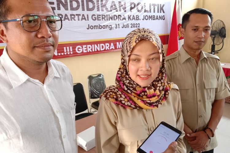 Ketua DPC Gerindra Kabupaten Jombang, Jawa Timur, Octadella Bilytha P (tengah), saat menghadiri acara pendidikan politik bagi kader Partai Gerindra, Senin (31/7/2022).