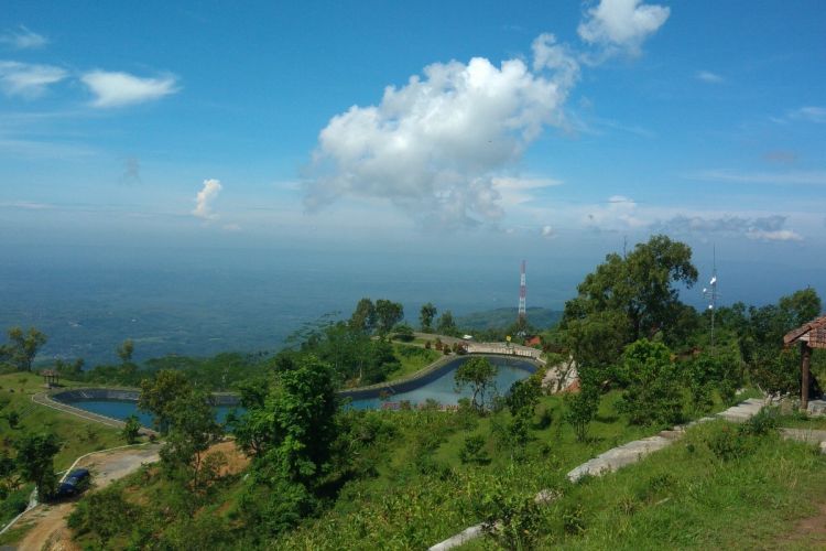 Suasana Embung Batara Sriten, di Padukuhan Sriten, Pilangrejo, Nglipar, Gunungkidul, DI Yogyakarta.