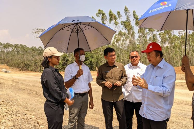 Founder Mayapada Group Dato Sri Tahir (topi merah) didampingi tim Otorita IKN saat meninjau rencana lokasi pembangunan RS Mayapada di IKN pada Selasa (03/10/2023).