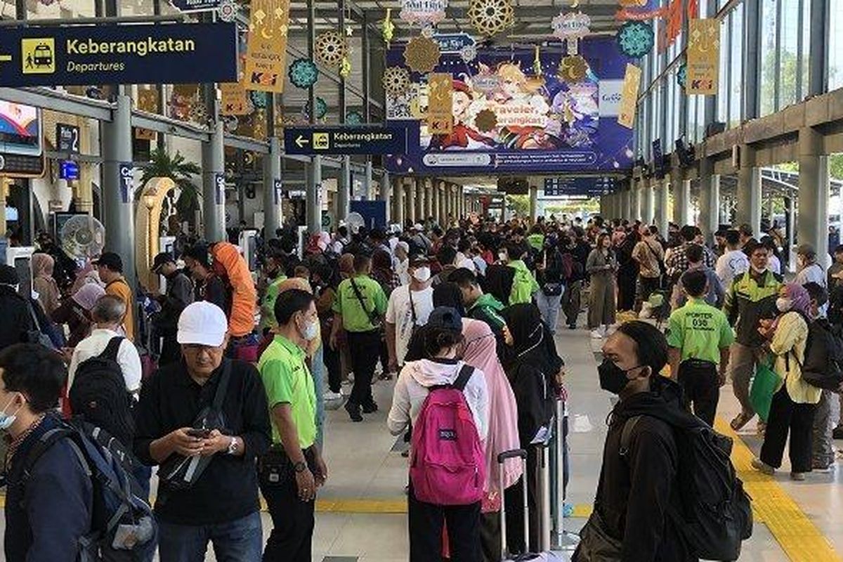 Suasana Stasiun Pasar Senen, Jakarta Pusat, yang masih dipadati pemudik meski masa cuti Lebaran 2023 telah selesai pada hari ini, Rabu (26/4/2023). 