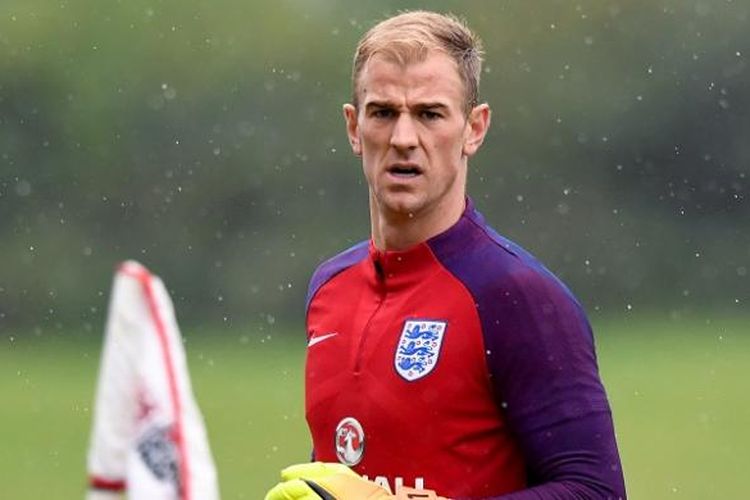 Kiper Torino dan tim nasional Inggris, Joe Hart, menjalani sesi latihan di St Georges Park pada 3 September 2016.