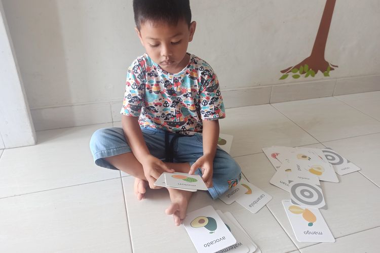 Mainan flash card ini bisa dimainkan dengan 3 cara sesuai usia anak. Beginner untuk anak 2-3 tahun. Intermediate untuk anak 3-4 tahun dan Advanced untuk anak 4-5 tahun.