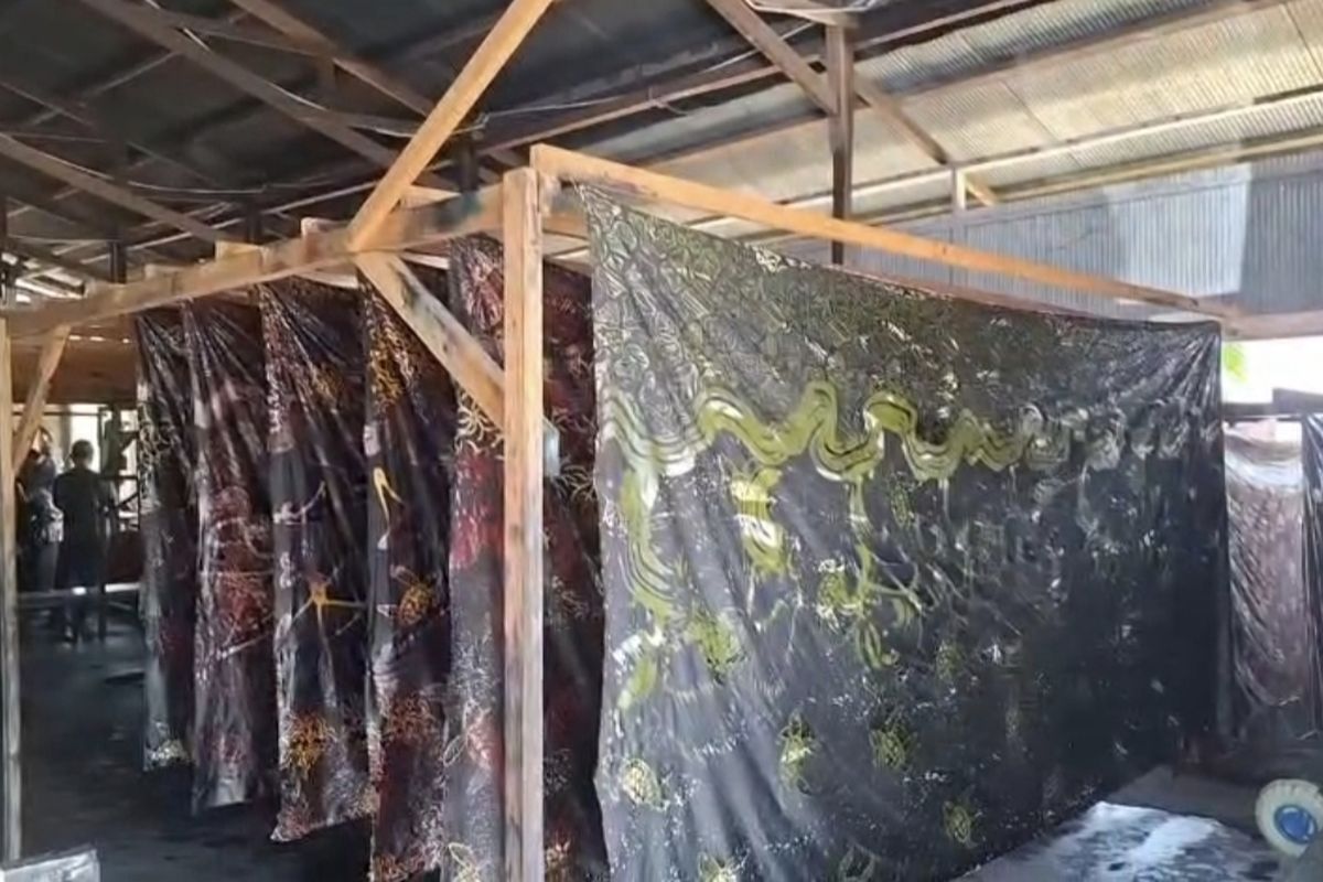 Dari tangan-tangan terampil para pembatik di Kabupaten Berau, Kalimantan Timur, lahirlah karya kain batik yang sarat cerita dan cinta. Rumah Batik Putri Maluang, yang berdiri di Jalan Poros Tanjung Batu, kini menjelma menjadi sentra batik yang bukan hanya menjadi oleh-oleh khas daerah, tetapi juga menembus pasar internasional. Kamis (14/8/2025).