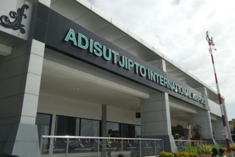 Suasana Bandara Internasional Adisutjipto di Daerah Istimewa Yogyakarta, Jumat (26/1/2018). Pihak PT Angkasa Pura I menyebut bandara ini sudah melebihi kapasitas yang seharusnya, sehingga untuk meningkatkan pelayanan dibutuhkan bandara baru bernama New Yogyakarta International Airport (NYIA) di Kabupaten Kulonprogo.