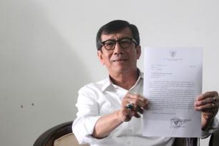 Menteri Hukum dan HAM Yasonna Laoly mengumumkan keputusan terkait penetapan kepengurusan DPP Partai Golkar pasca-putusan Mahkamah Partai Golkar di Kantor Kemenkum HAM, Jakarta, Selasa (10/3/2015). Kemenkum HAM akhirnya mengakui kepengurusan Partai Golkar hasil munas Ancol yang dipimpin Agung Laksono.