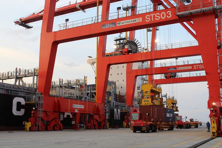 Proses Bongkar Muat Peti Kemas di PT Prima Terminal Petikemas, Belawan.