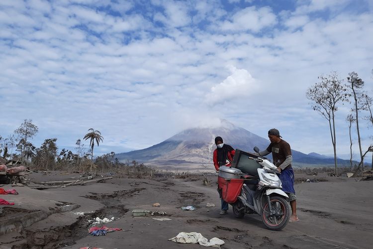 Warga di Dusun Sumbersari Umbulan, Desa Supit Urang, Kecamatan Pronojiwo, Kabupaten Lumajang saat mengamankan barangnya yang masih tersisa, Selasa (7/12/2021).