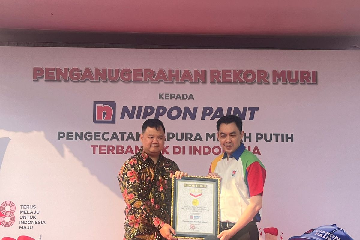 Penganugerakan Rekor MURI kepada Nippon Paint atas pengecatan Gapura Merah Putih terbanyak di Indonesia.
