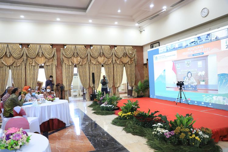 Wali Kota Surabaya Eri Cahyadi saat menerima penghargaan dari Direktorat Jenderal Pengendalian Perubahan Iklim Kementerian Lingkungan Hidup dan Kehutanan (KLHK) secara virtual di lobby lantai 2 Balai Kota Surabaya, Selasa (19/10/2021).